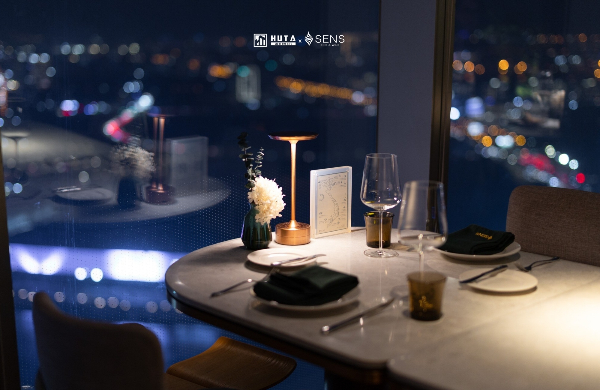 Đèn bàn Horeca: Điểm nhấn ánh sáng cho SENS – Dine & Wine