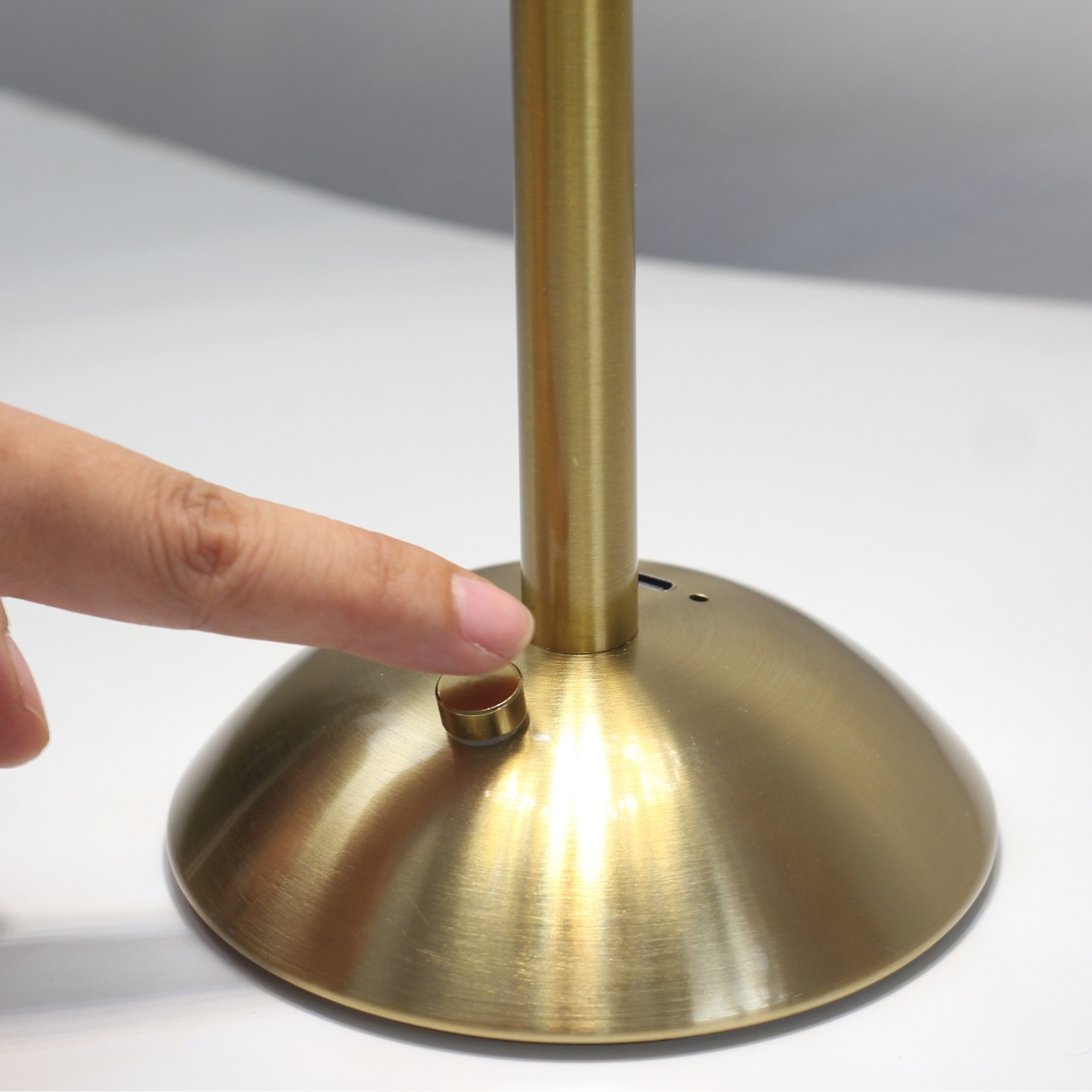 Đèn Bàn Trang Trí Nhà Hàng HUTA Light For Life Mã RESBED3