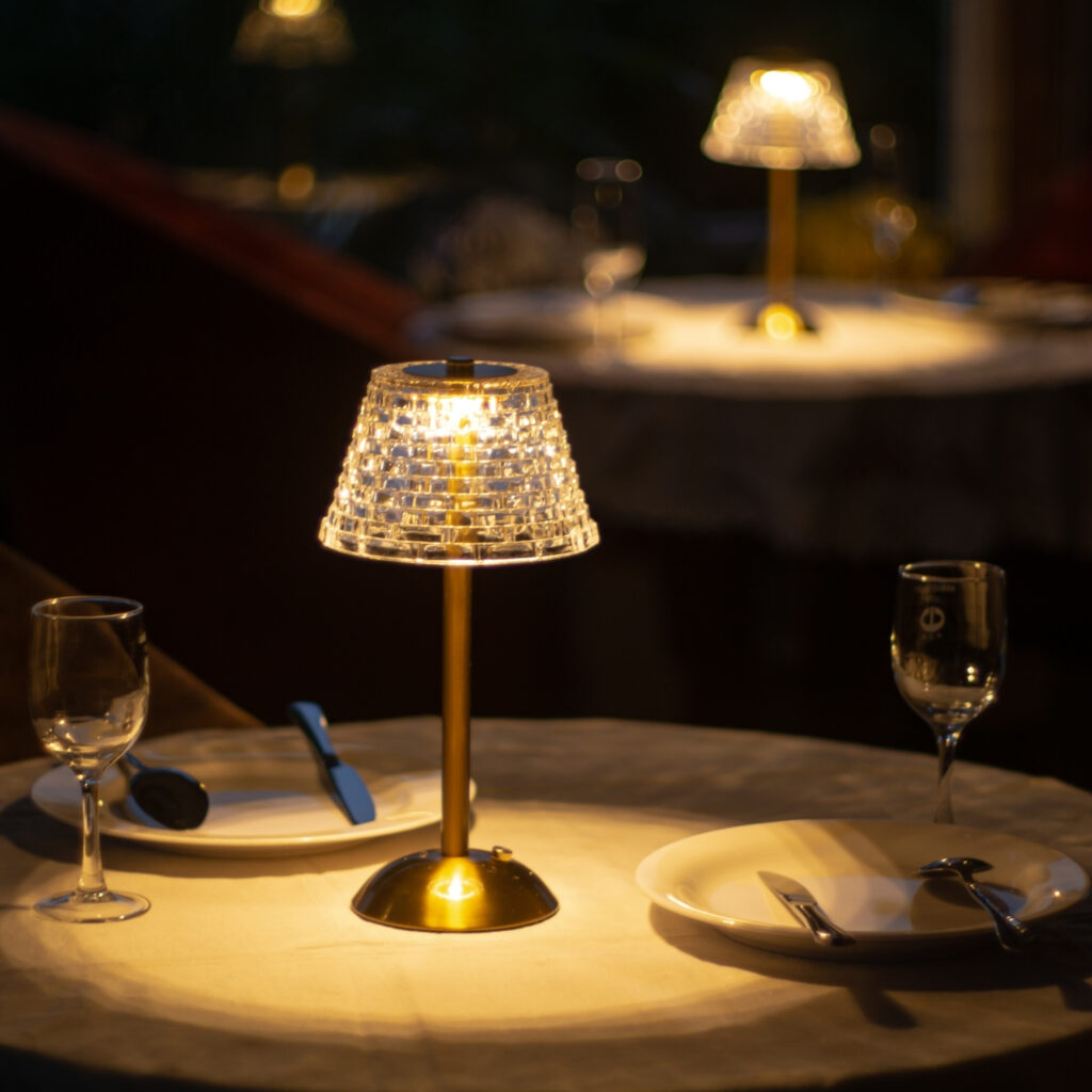 Đèn Bàn Trang Trí Nhà Hàng HUTA Light For Life Mã RESBED3