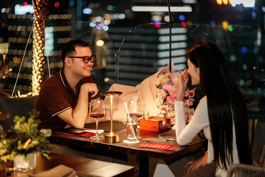 huta light for life cung cap den ban an nha hang shri lifestyle dining 1