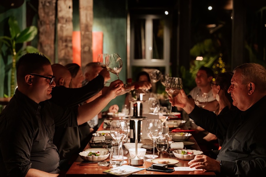 huta light for life cung cap den ban an nha hang si dining 1