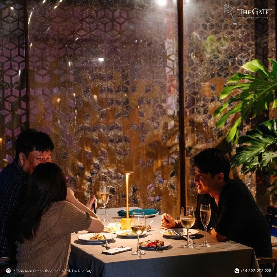huta light for life cung cap den ban an nha hang the gate wine dining 2