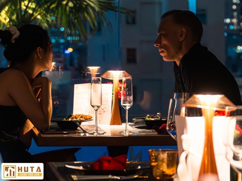 Đèn bàn cho nhà hàng là gì? Tại sao nên chọn đèn bàn để trang trí nhà hàng?