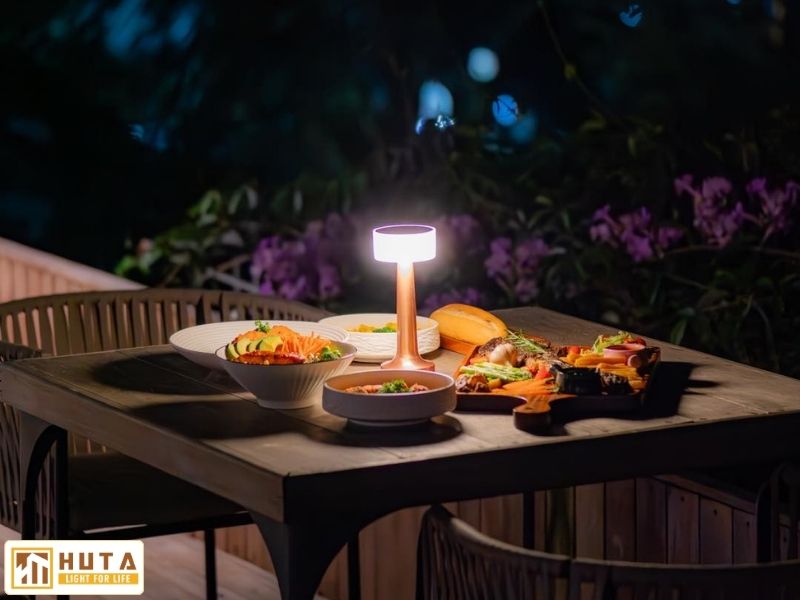 Đèn bàn cho nhà hàng là gì? Tại sao nên chọn đèn bàn để trang trí nhà hàng?