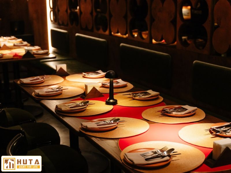 Đèn bàn cho nhà hàng là gì? Tại sao nên chọn đèn bàn để trang trí nhà hàng?