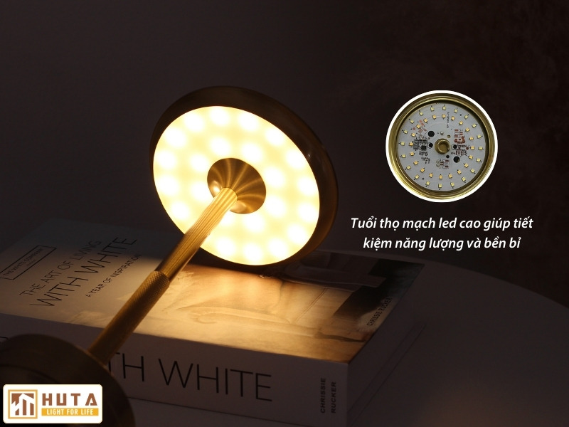 Vì Sao Nhà Hàng Nên Dùng Đèn Bàn Tích Điện?