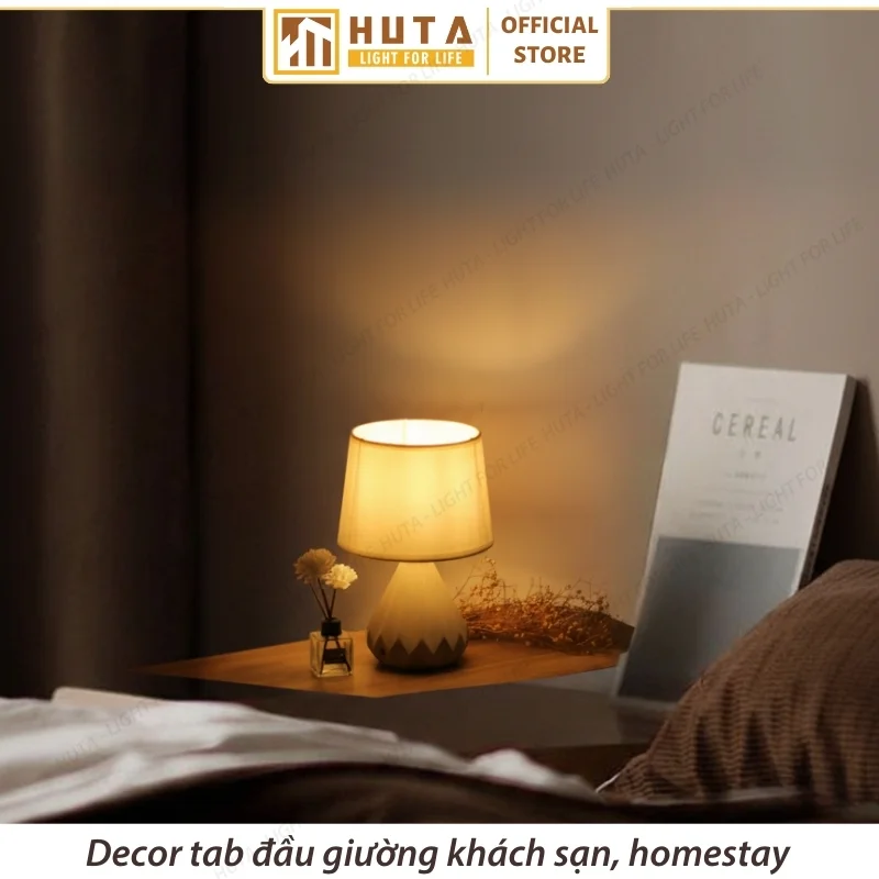Đèn Ngủ Để Bàn Decor Khách Sạn HUTA Light For Life Phong Cách Tối Giản Sang Trọng Thân Gốm Sứ Mã S13