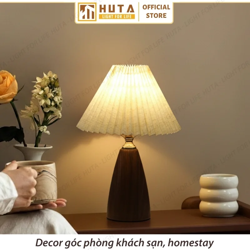 Đèn Ngủ Để Bàn Decor Khách Sạn, Tab Đầu Giường HUTA Light For Life Thân Kim Loại Mã T10
