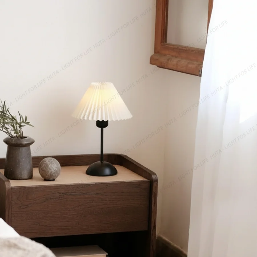 Ứng dụng của đèn ngủ để bàn khách sạn thân kim loại mã T13 và phong cách không gian