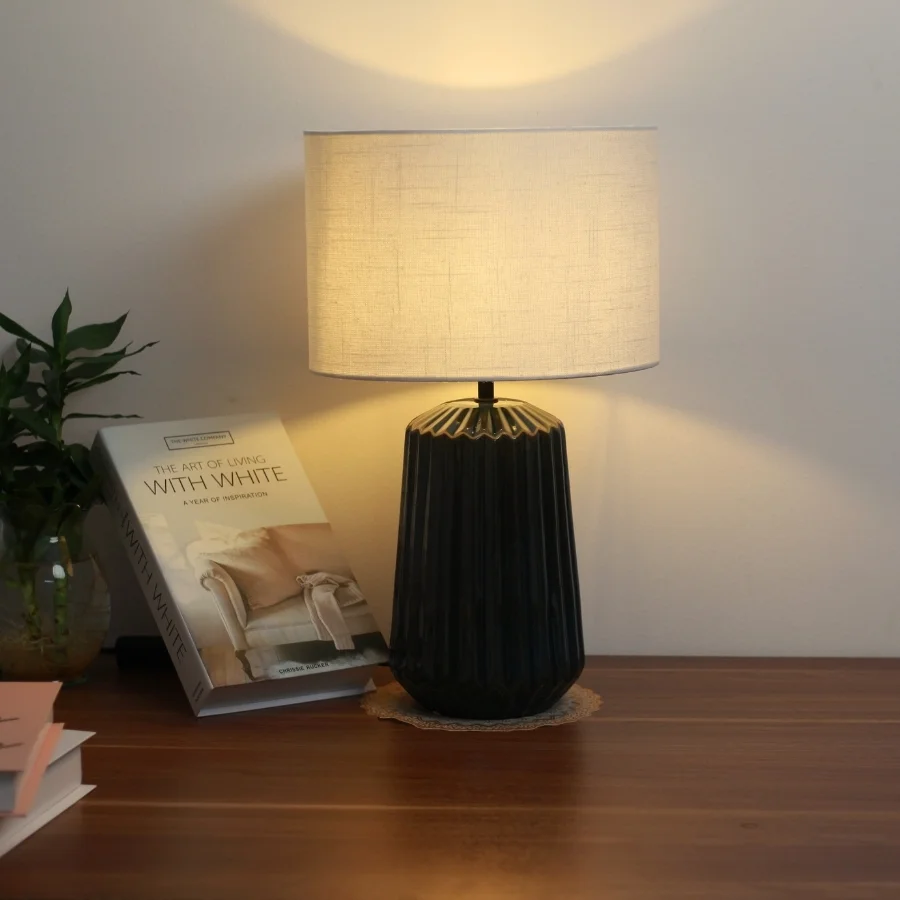 Vai trò của đèn ngủ để bàn khách sạn thân gốm mã S17 trong các mô hình lưu trú và phong cách không gian