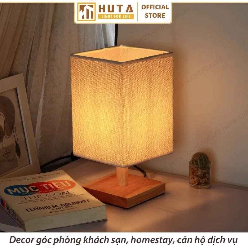 Đèn Ngủ Để Bàn Khách Sạn, Tab Đầu Giường HUTA Light For Life Phong Cách Mộc Mạc Thân Gỗ Mã G3