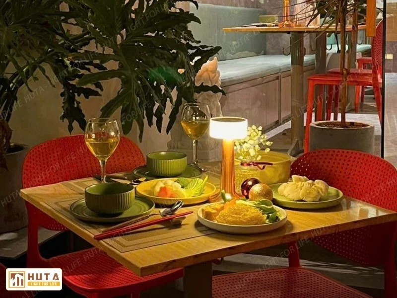 Phong Cách Đèn Bàn Trang Trí: Hiện Đại, Cổ Điển Hay Tối Giản?